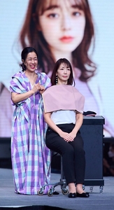 icon with a light bulb inside 